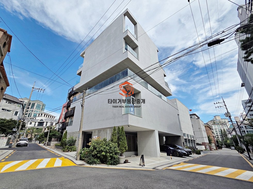 강남구청역 인테리어사무실 논현동 신축급 컨디션, 노출콘크리트, 높은 층고 사무실 임대
